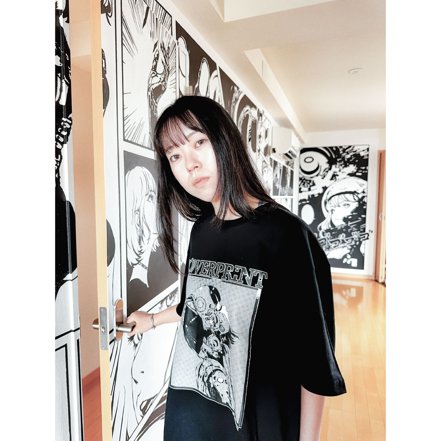 ぷるぷるパンク x overprint コラボTシャツ (BLACK/APRICOT)