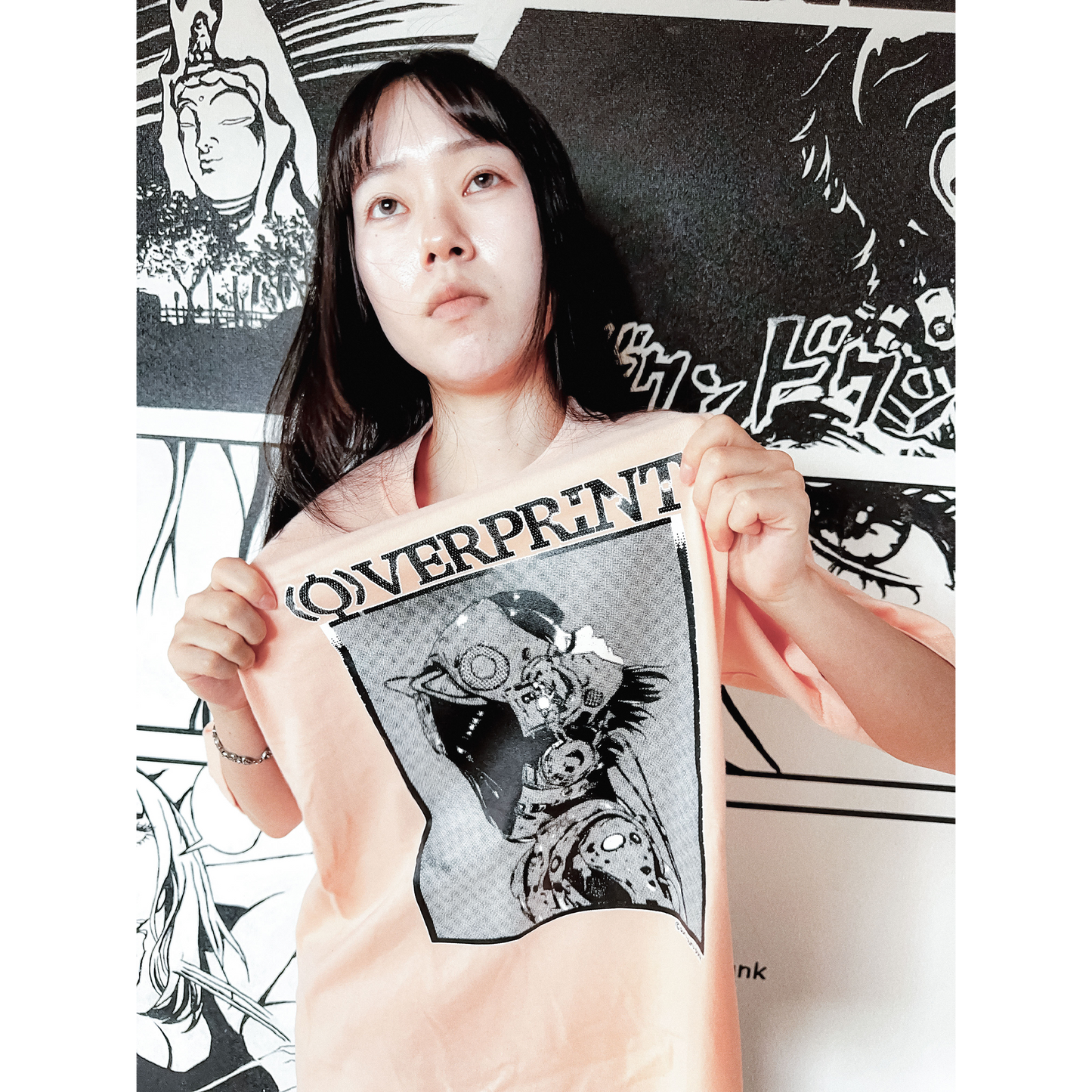 ぷるぷるパンク x overprint コラボTシャツ (BLACK/APRICOT)