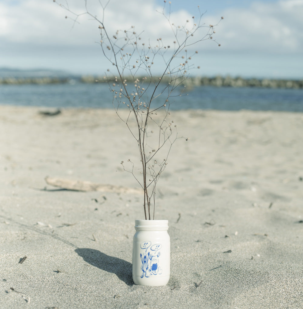 くず粘土で焼き上げた､ プラスチック・モンスターと渋草焼の 小さな陶器。