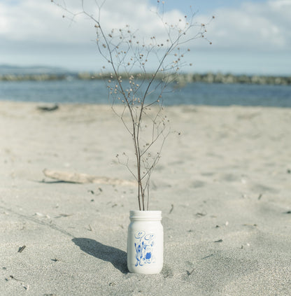 くず粘土で焼き上げた､ プラスチック・モンスターと渋草焼の 小さな陶器。